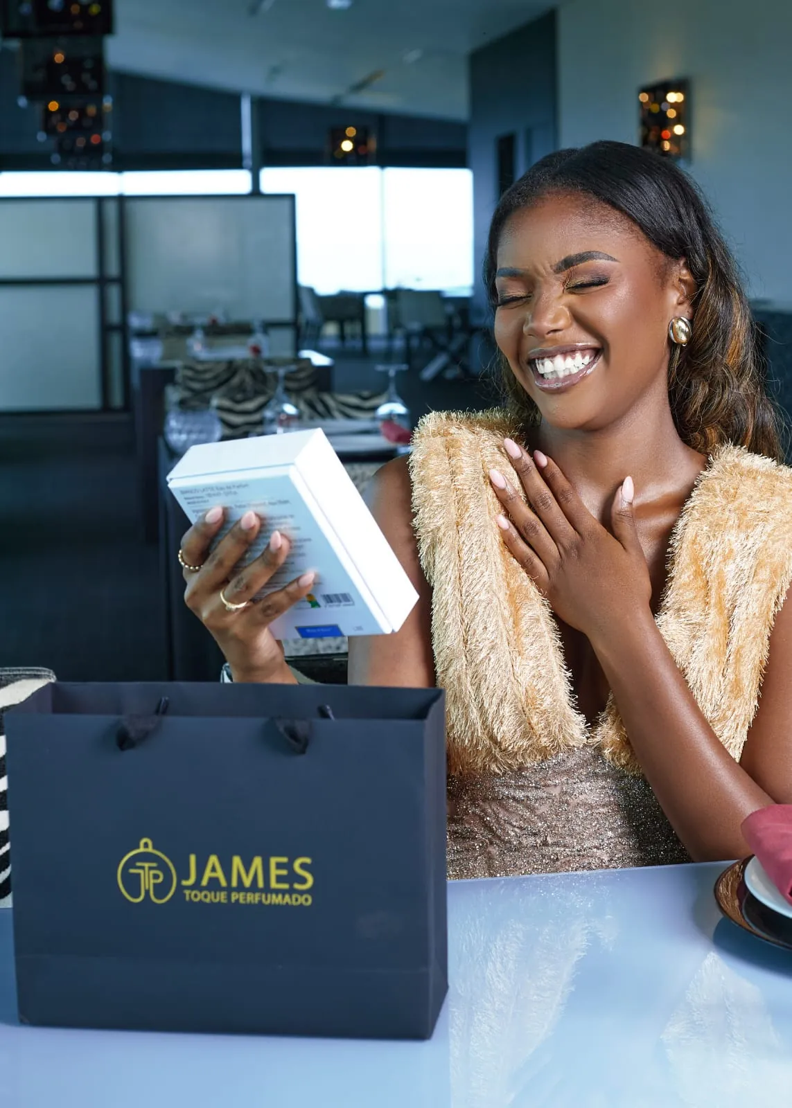 Cliente a receber um kit de presente James Toque Perfumado